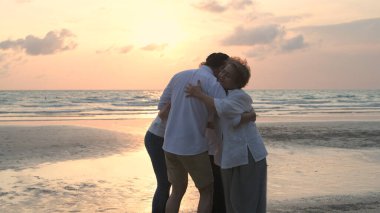 Tatil konsepti. Büyük aile mutlu bir şekilde sarılıyor.