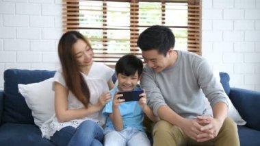 Aile kavramı. Ebeveynler çocuklarını eğlenceli oyunlar oynamaları için teşvik ediyorlar. 4k Çözünürlüğü.