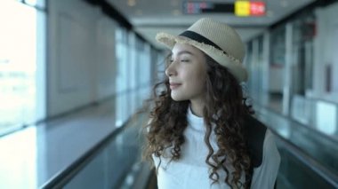 Seyahat konsepti. Asyalı bir kadın havaalanında seyahat ediyor. 4k Çözünürlüğü.