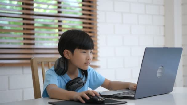 Familjebegreppet Mamma Tar Hand Sonen Som Spelar Spelet Vardagsrummet Upplösning — Stockvideo