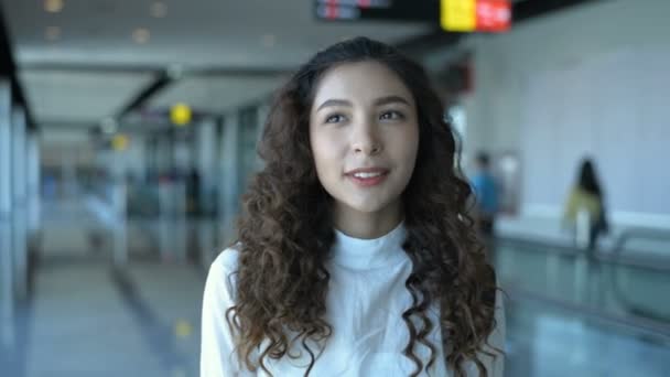 Seyahat Konsepti Asyalı Bir Kadın Havaalanında Seyahat Ediyor Çözünürlüğü — Stok video