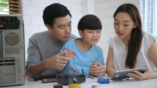 Conceptos Aprendizaje Los Padres Están Animando Sus Hijos Aprender Reparar — Vídeo de stock