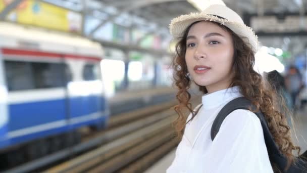 Tourismuskonzept Eine Asiatin Wartet Bahnhof Auf Den Zug Auflösung — Stockvideo