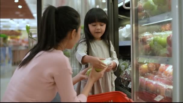 Alışveriş Kavramları Kız Alışveriş Merkezinde Annesine Meyve Satın Alıyor Çözünürlüğü — Stok video