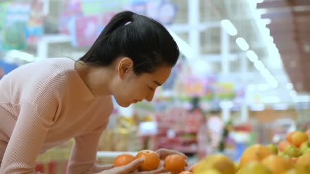 Winkelconcepten Mooi Meisje Koopt Fruit Het Winkelcentrum Resolutie Van — Stockvideo