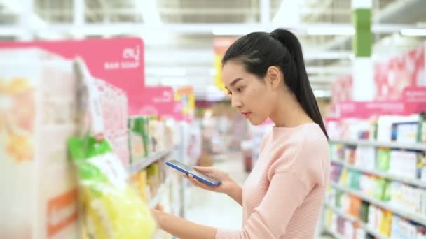 Conceptos Compras Las Mujeres Hermosas Están Comprando Productos Cosméticos Centro — Vídeos de Stock