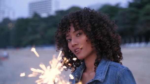 Concepto Vacaciones Una Hermosa Mujer Jugando Fuegos Artificiales Playa Resolución — Vídeo de stock