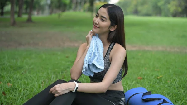 Exercício Conceitos Meninas Bonitas Estão Limpando Suor Parque Resolução — Fotografia de Stock