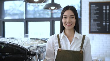 Kahve dükkanı konsepti. Kahve dükkanı sahibi servisi açmak için tabelayı kaldırıyor. 4k Çözünürlüğü.