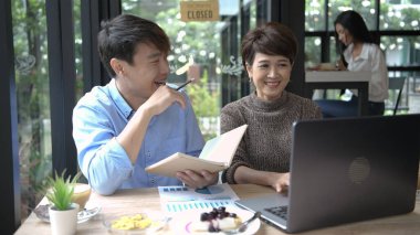 Tatil konsepti. İş adamları bir kahve dükkanında ciddiyetle çalışırlar. 4k Çözünürlüğü.