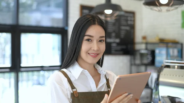 Concepto Cafetería Camarera Está Recibiendo Órdenes Los Clientes Con Una — Foto de Stock