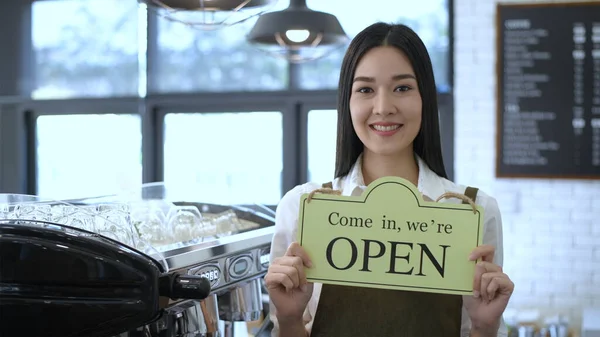 Concepto Cafetería Dueño Cafetería Está Levantando Cartel Para Abrir Servicio — Foto de Stock