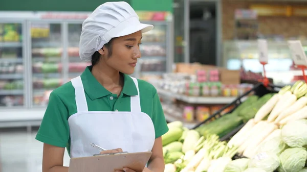 Conceitos Compras Mulher Está Verificando Qualidade Dos Produtos Departamento Frutas — Fotografia de Stock