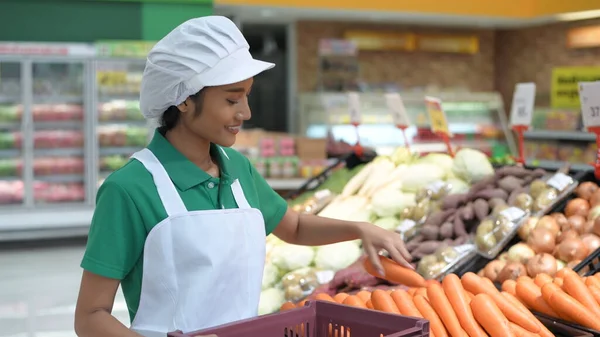 Conceitos Compras Menina Está Adicionando Frutas Legumes Nas Prateleiras Shopping — Fotografia de Stock