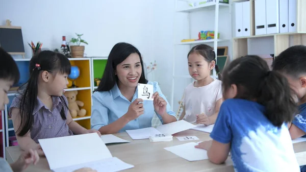 Utbildningskoncept Läraren Lär Barnen Att Lära Sig Kinesiska Klassrummet Med — Stockfoto