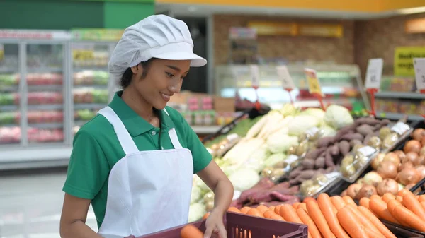 Einkaufskonzepte Das Mädchen Bringt Obst Und Gemüse Die Regale Des — Stockfoto