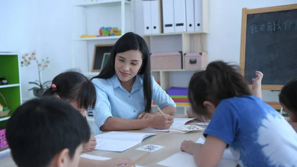 Koncepcje Edukacyjne Nauczyciel Uczy Dzieci Chińskiego Klasie Jasną Buźką — Zdjęcie stockowe