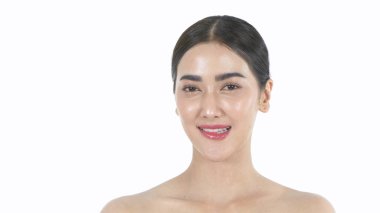 Güzellik konsepti. Dudaklarını beyaz arka planda ısıran güzel bir kadın. 4k Çözünürlüğü.
