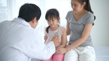 Tıbbi kavramlar. Doktor hastanedeki hastanın durumunu kontrol ediyor. 4k Çözünürlüğü.