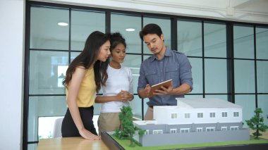 İş konsepti. Çalışanlar ilgili müşterilere apartman daireleri satıyorlar. 4k Çözünürlüğü.