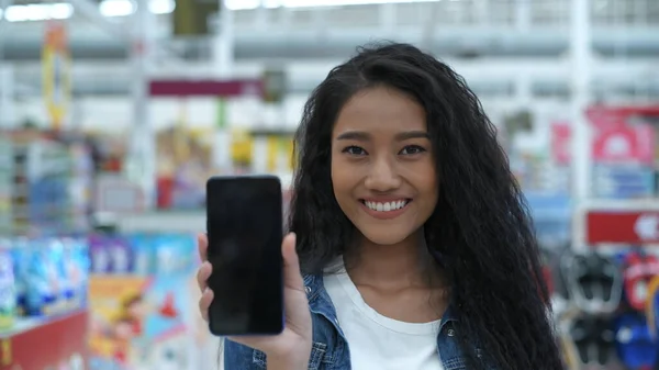 购物的概念 美丽的女性正在用手机演示如何在网上订购产品 4K分辨率 — 图库照片