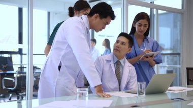 Tıbbi konsept. Doktor takımın görevlerini bölüşüyor. 4k Çözünürlüğü.