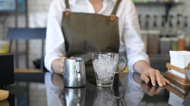 Barista konsepti. Kahve dükkanında çay yapan bir kadın. 4k Çözünürlüğü.