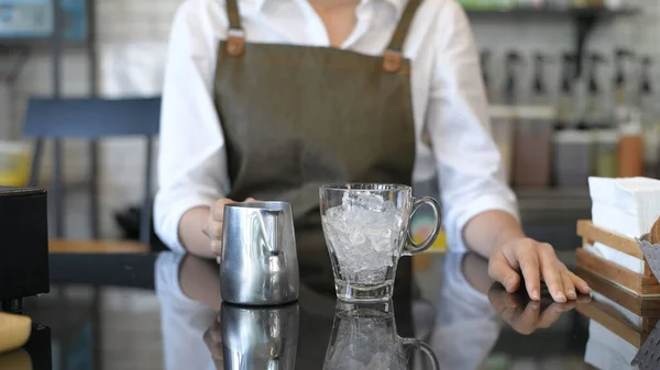 Concepto Barista Mujer Haciendo Bar Una Cafetería Resolución — Foto de Stock