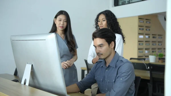 Concept Réunion Les Hommes Affaires Présentent Leur Travail Aux Clients — Photo