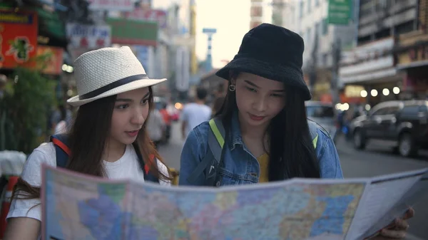 Utazási Koncepció Gyönyörű Lányok Olvassák Térképet Szélén Felbontás — Stock Fotó