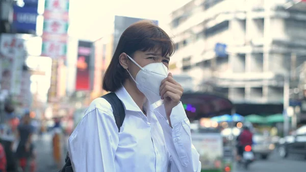 Begreppet Förebyggande Föroreningar Vacker Kvinna Som Bär Mask Gatorna Staden — Stockfoto