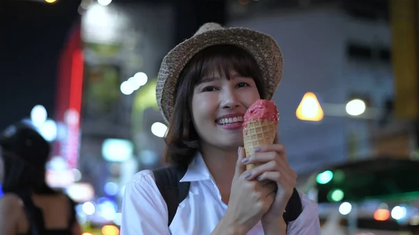 컨셉이야 아름다운 여성이 도시에서 아이스크림을 있습니다 결의문 — 스톡 사진