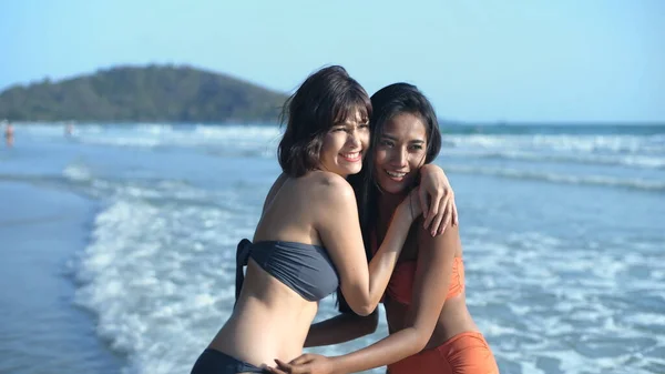 Концепція Свята Дві Красиві Дівчата Бікіні Грають Пляжі Резолюція — стокове фото