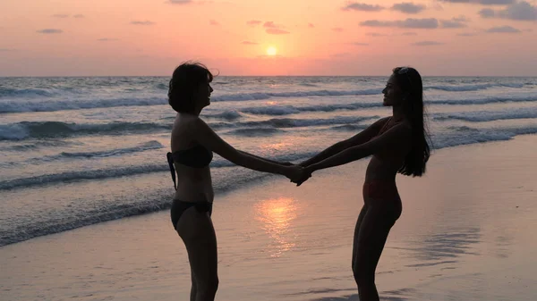 Conceito Férias Silhueta Duas Meninas Brincando Praia Pôr Sol Resolução — Fotografia de Stock