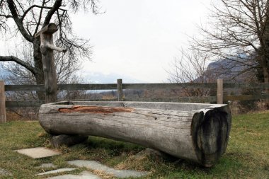 Ağaçtan yapılmış eski çeşme. Evin arkasındaki avluda standları ile eski ahşap bahar ve su ile yazın doldurulur, bu yüzden ev için su var.