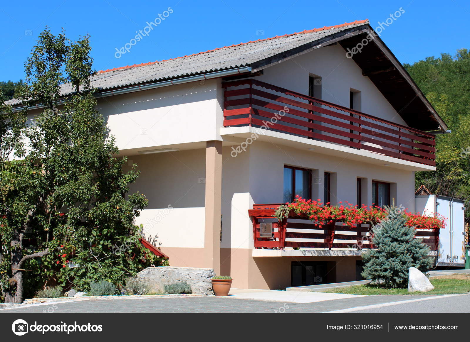 La casa de la villa, en un estilo moderno. — Foto de stock © hecos