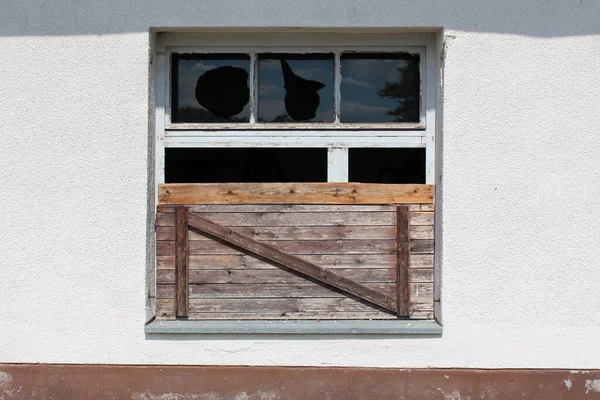 Částečně Zabedněné Okno Rozbitým Sklem Zchátralým Dřevěným Rámem Opuštěné Budově — Stock fotografie