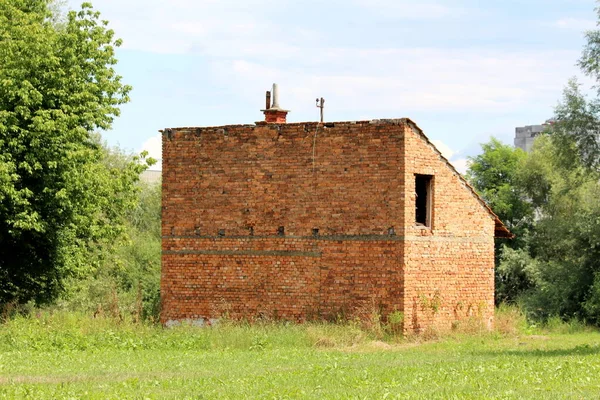 Vue Arrière Petite Maison Familiale Abandonnée Brique Rouge Avec Fenêtres — Photo