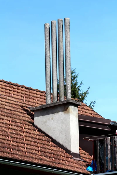 Velhos Quatro Altos Tubos Chaminé Cima Casa Família Suburbana Cercada — Fotografia de Stock