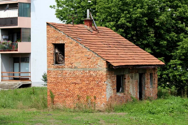 Kis Elhagyatott Vörös Tégla Családi Ház Törött Hiányzó Ajtók Ablakok — Stock Fotó