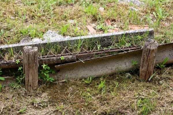 Parede Suporte Improvisada Baixa Feita Telhado Velho Telhas Concreto Realizada — Fotografia de Stock