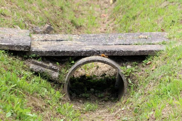 Raramente Usato Piccolo Ponte Improvvisato Fatto Lunghe Piastrelle Cemento Sopra — Foto Stock