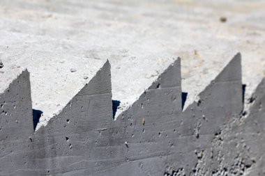 Yeni inşa edilen beton basamakların yan görünümü yerel inşaat alanı dokusu duvar kağıdı arka planında inşa edildi