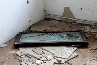 Tahta çerçeve penceresi, parçalanmış camlar ve sıcak yaz gününde askeri tesisin terk edilmiş izolasyonunun tepesinde.