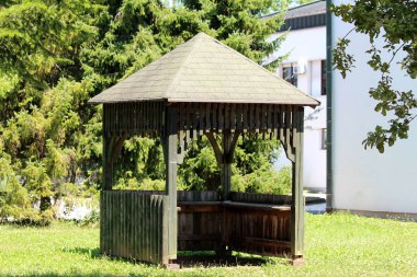 Ahşap balkon harap ahşap tahtalardan yapılmıştır. Üzerinde yeni çatı kiremitleri vardır. Ofis arka bahçesinde çimenler ve ağaçlarla çevrilidir.