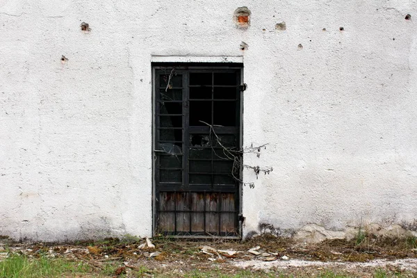 Разрушенные Треснувшие Закрытые Деревянные Двери Разбитым Стеклом Ветхом Старом Семейном — стоковое фото