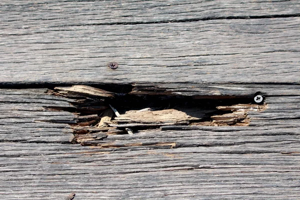 Verfallene Reihen Von Horizontalen Holzbrettern Mit Gebrochenem Mittelteil Montiert Mit — Stockfoto