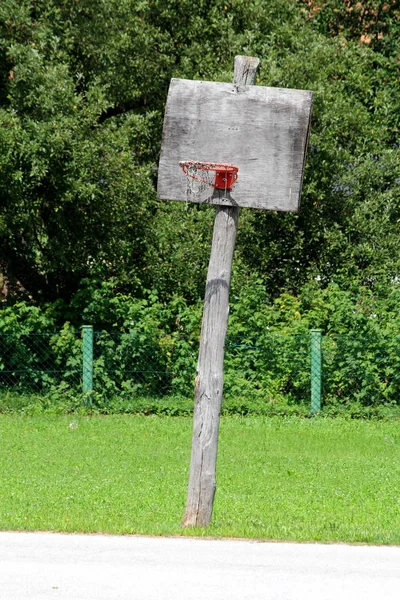 Vieil Anneau Basket Bois Délabré Penché Avec Filet Corde Blanc — Photo