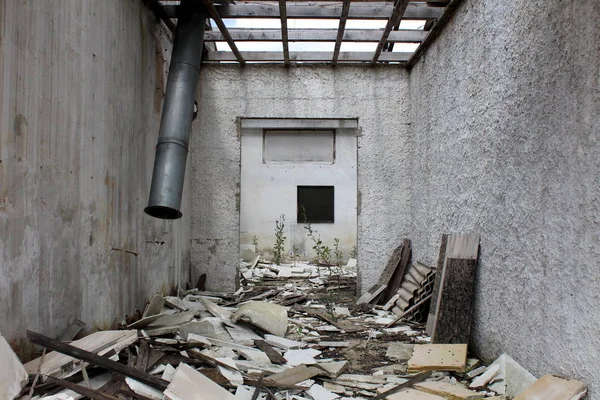 Узкая Комната Разрушенном Заброшенном Промышленном Комплексе Заполненном Грудами Щебня Строительным — стоковое фото