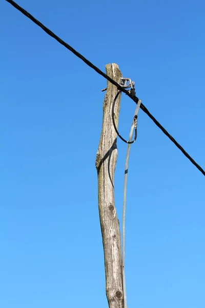 Alte Krumme Hölzerne Strommasten Die Mit Dicken Elektrischen Drähten Auf — Stockfoto